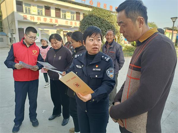 县公安局：深入企业开展反邪宣 (1).jpg