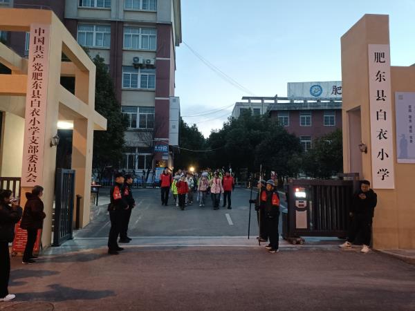 县公安局：组织青年志愿者站好“护学岗”.jpg
