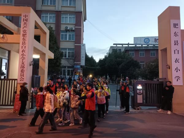 县公安局：组织青年志愿者站好“护学岗” (1).jpg