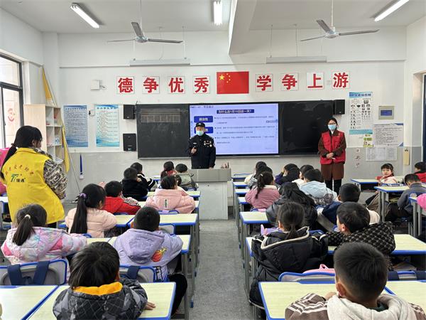 肥东经开区三十埠社区：“中国人民警察节”科普宣传文明实践活动（2）.jpg