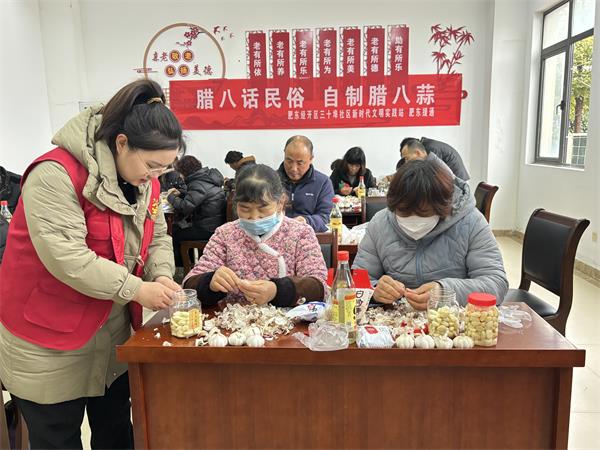 肥东经开区三十埠社区：腊八话民俗 自制腊八蒜（4）.jpg