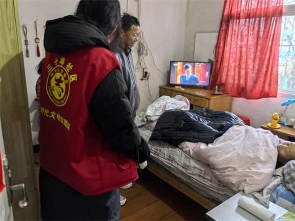 三十埠社区：心系特殊群体  雪天探访传温情2.jpg