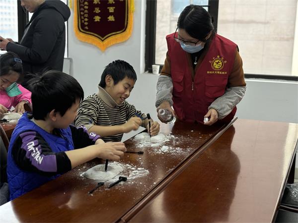 肥东经开区三十埠社区：奇妙的化石 科普揭奥秘（2）.jpg