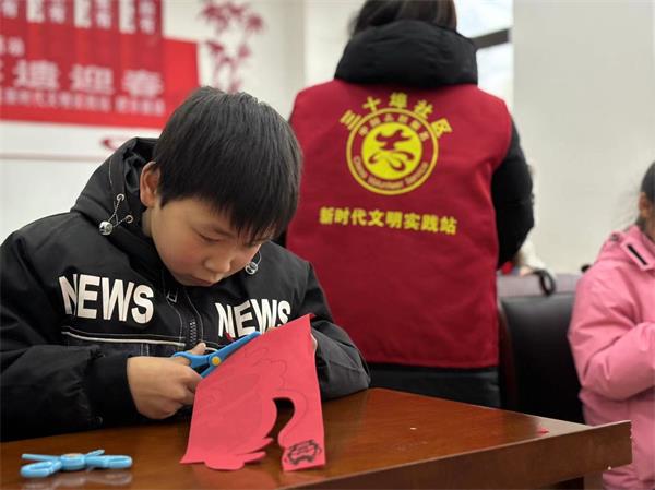 三十埠社区：妙剪生花  非遗迎春3.jpg