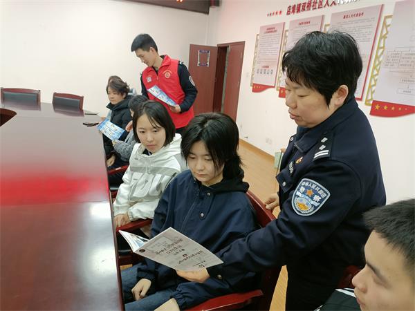 县公安局：组织青年志愿者开展法治宣传志愿服务活动 (1).jpg