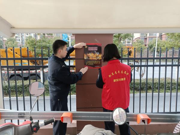 县公安局：学雷锋护平安 消防安全宣传进小区.jpg