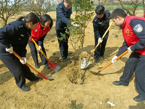 县公安局：开展“3.12”植树节生态环保志愿宣传活动 (1).jpg