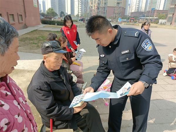 县公安局：组织青年志愿者深入辖区开展文明养犬宣传.jpg