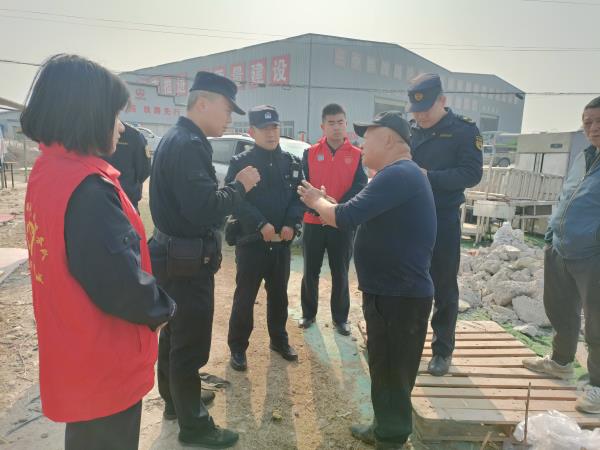县公安局：组织青年志愿者深入辖区开展文明养犬宣传 (1).jpg