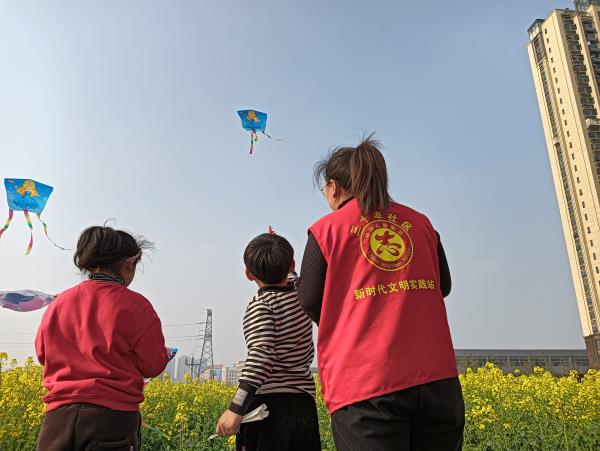 三十埠社区：春风相伴  童年“筝”好2.jpg