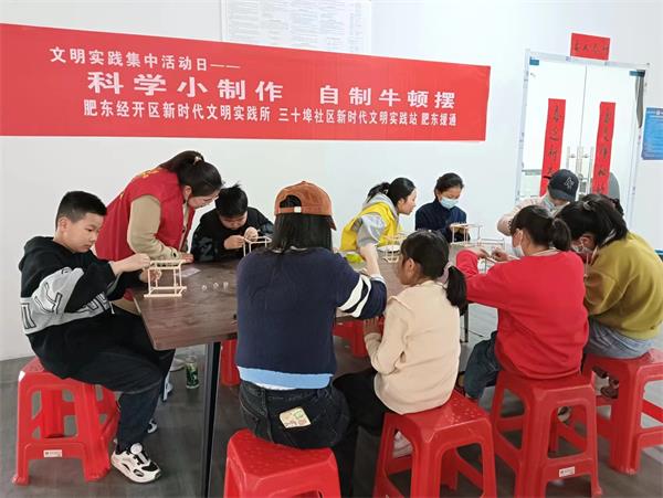 3.24肥东经开区三十埠社区：科学小制作 自制牛顿摆2.JPG