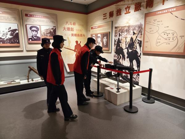 县公安局：组织民辅警志愿者去烈士陵园扫墓祭奠烈士 (1).jpg