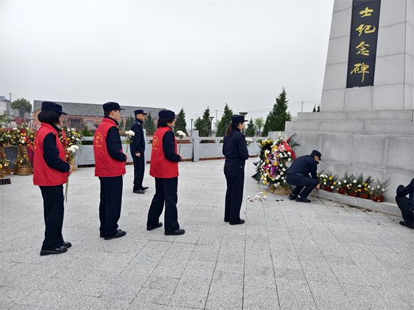 县公安局：组织民辅警志愿者去烈士陵园扫墓祭奠烈士.jpg