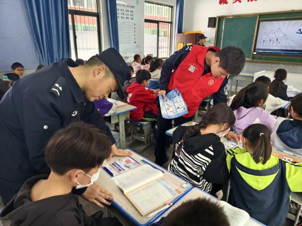 县公安局：开展“4.15”国家安全普法教育主题宣传活动 (1).jpg