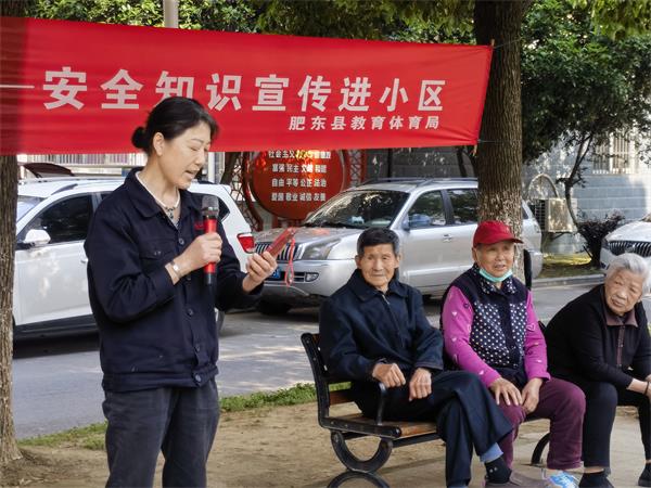 4 小区居民踊跃上台表演.jpg