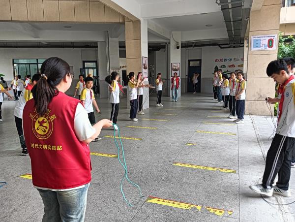 三十埠社区：跳跃童年  各显“绳”通1.jpg