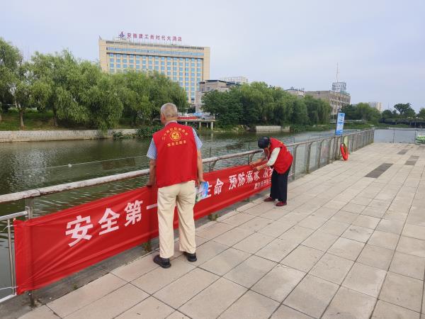 三十埠社区：“五老”上阵  助力防溺水2.jpg