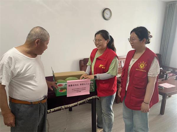 肥东经开区三十埠社区：酷暑送西瓜 香甜沁人心3.jpg