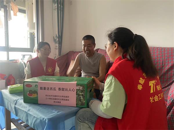 肥东经开区三十埠社区：酷暑送西瓜 香甜沁人心2.jpg
