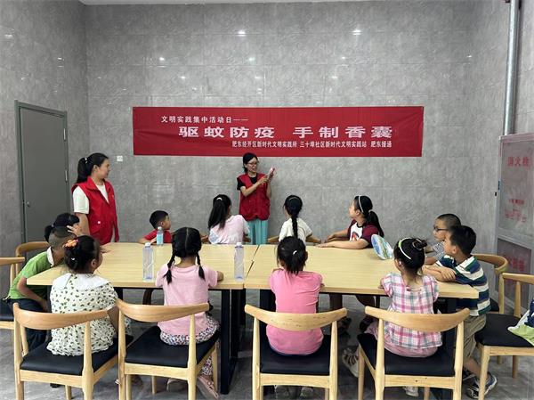 肥东经开区三十埠社区：驱蚊防疫 手制香囊1.jpg