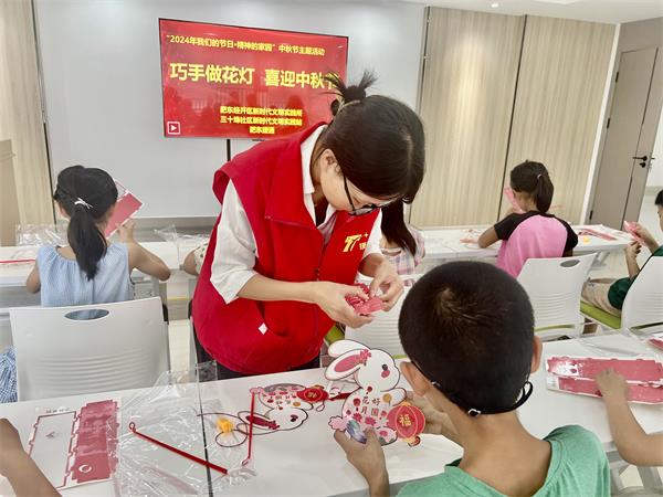 肥东经开区三十埠社区：巧手做花灯 喜迎中秋节3.jpg