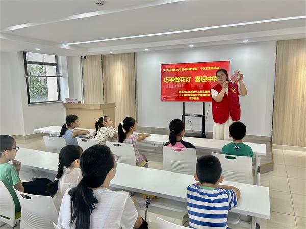 肥东经开区三十埠社区：巧手做花灯 喜迎中秋节1.jpg