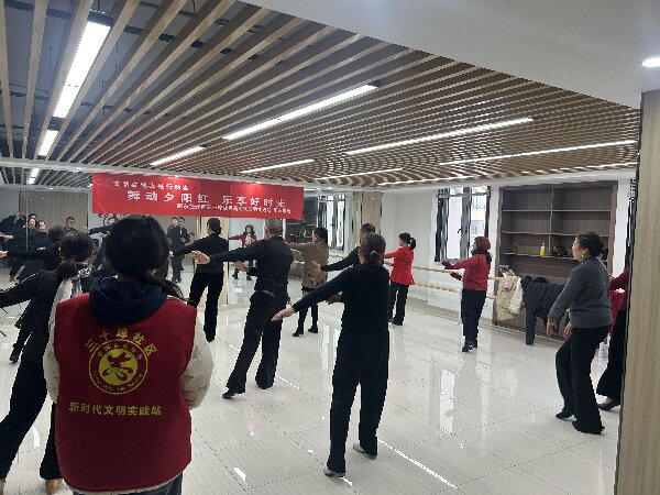 肥东经开区三十埠社区：舞动夕阳红 乐享好时光1.jpg