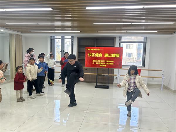 肥东经开区三十埠社区：快乐健身 踢出健康1.jpg