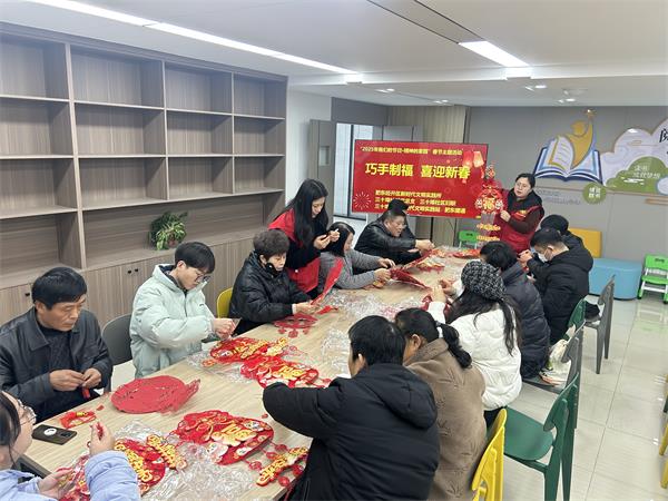 肥东经开区三十埠社区：巧手制福 喜迎新春1.jpg