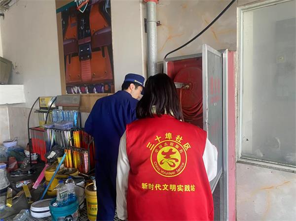 三十埠社区：消防排查进商铺  织牢安全防护网4.jpg