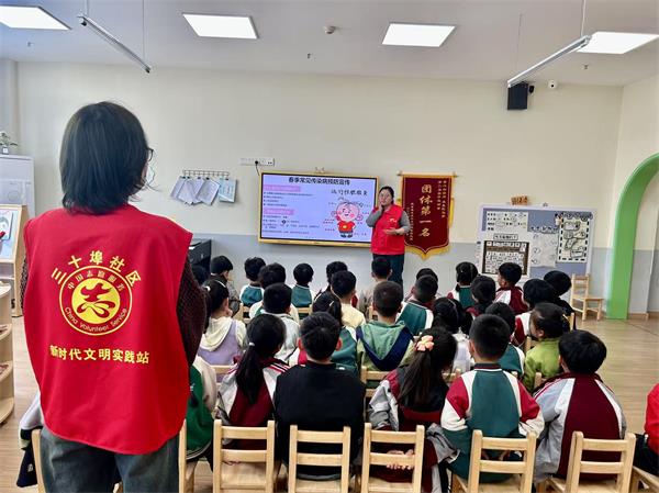 肥东经开区三十埠社区：“预”见春天  健康“童”行1.jpg