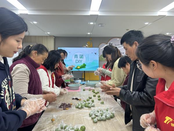 肥东经开区三十埠社区：忆清明 巧手包青团3.jpg