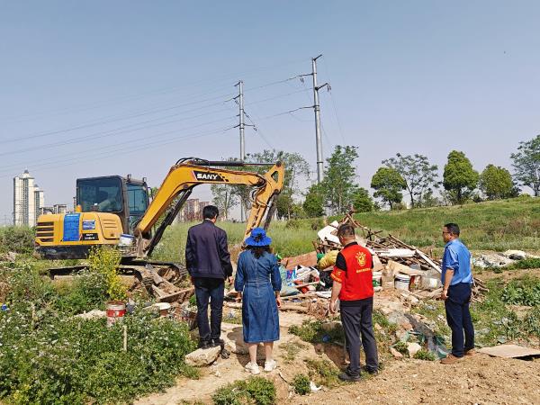 三十埠社区：整治私搭乱建  守护铁路安全2.jpg