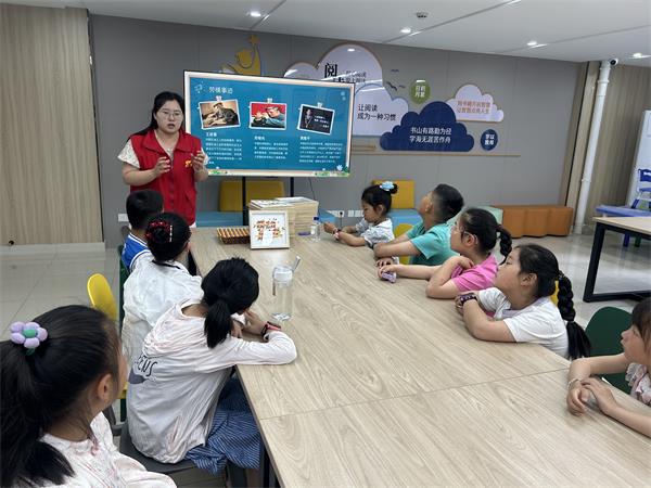 肥东经开区三十埠社区：弘扬劳模精神 点亮成长底色1.jpg