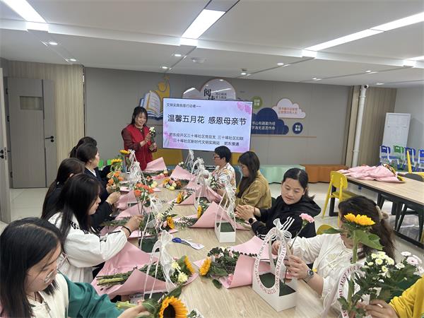 肥东经开区三十埠社区：温馨五月花 感恩母亲节1.jpg