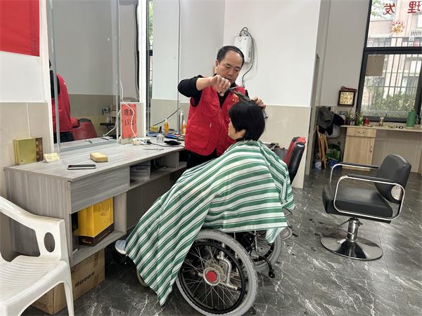 肥东经开区三十埠社区：开展“全国助残日 关爱残疾人”爱心义剪活动1.jpg