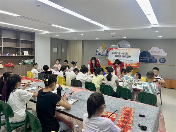 肥东经开区三十埠社区：手绘长卷一家亲 翰墨飘香颂团结1.jpg