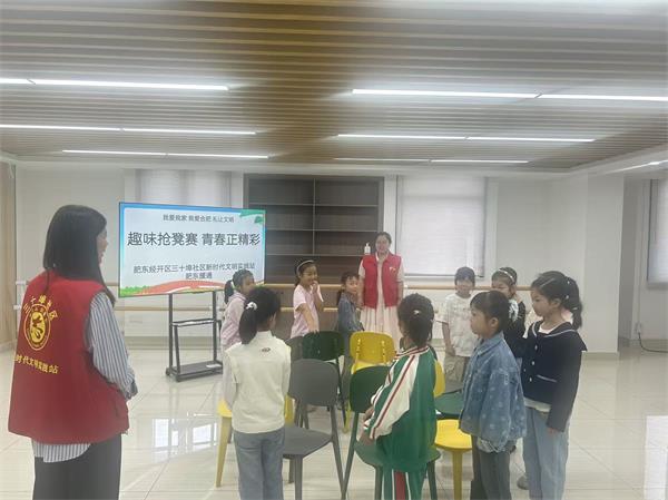 肥东经开区三十埠社区：趣味抢凳赛 青春正精彩1.jpg