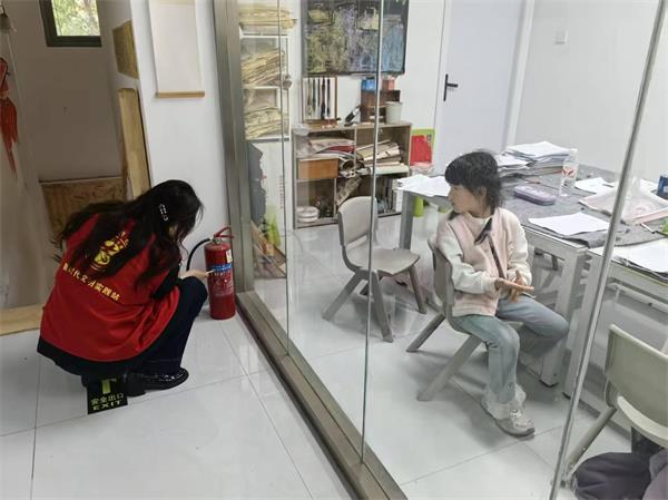 肥东经开区三十埠社区：护航青春不“放假1.jpg