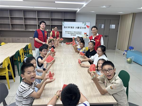 肥东经开区三十埠社区：指尖“串”清凉 大暑“瓜”分甜4.jpg