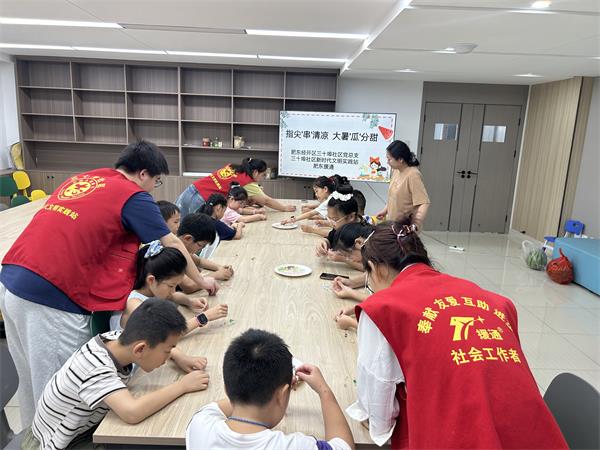 肥东经开区三十埠社区：指尖“串”清凉 大暑“瓜”分甜2.jpg