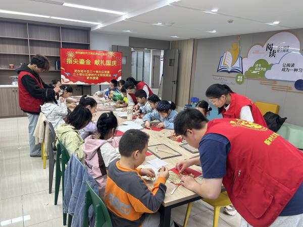 肥东经开区三十埠社区:指尖鎏金 献礼国庆2.jpg 肥东经开区三十埠社区:指尖鎏金 献礼国庆2.jpg